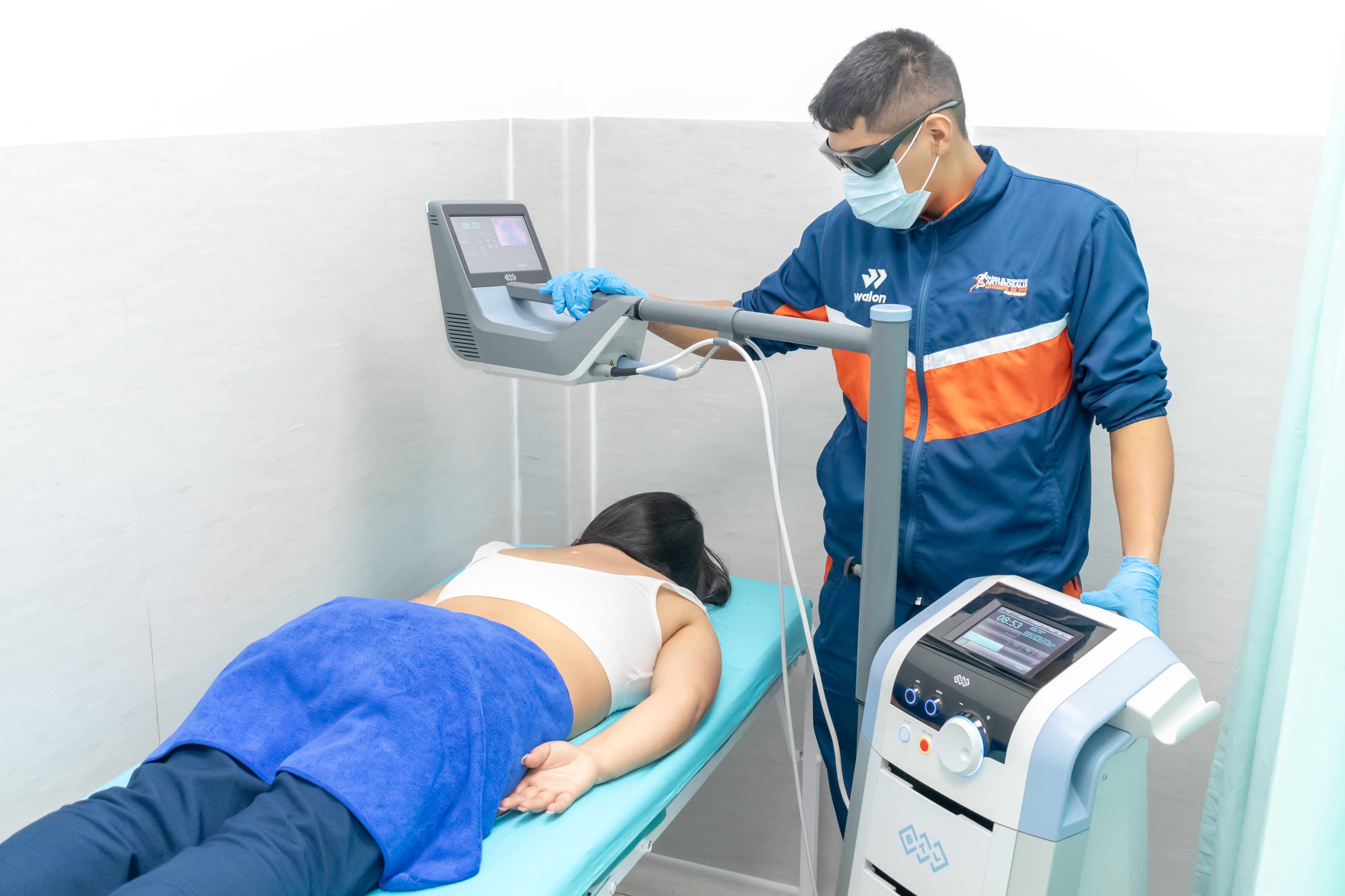 Terapeuta aplicando laserterapia